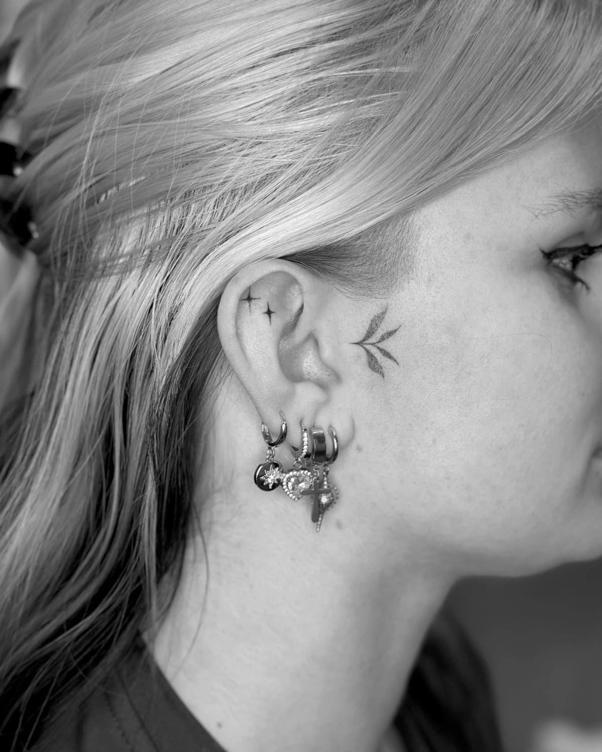 Tatouage floral réalisé à Namur par Inked Capricorn — pièce 10