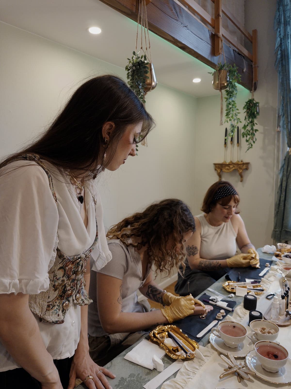 Session d'atelier en petit comité : Elodie guide deux participant·es autour de la table dans son studio privé à Namur
